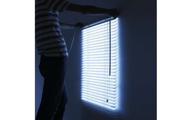 Lampa jak okno (Fot. BookOfJoe.com)