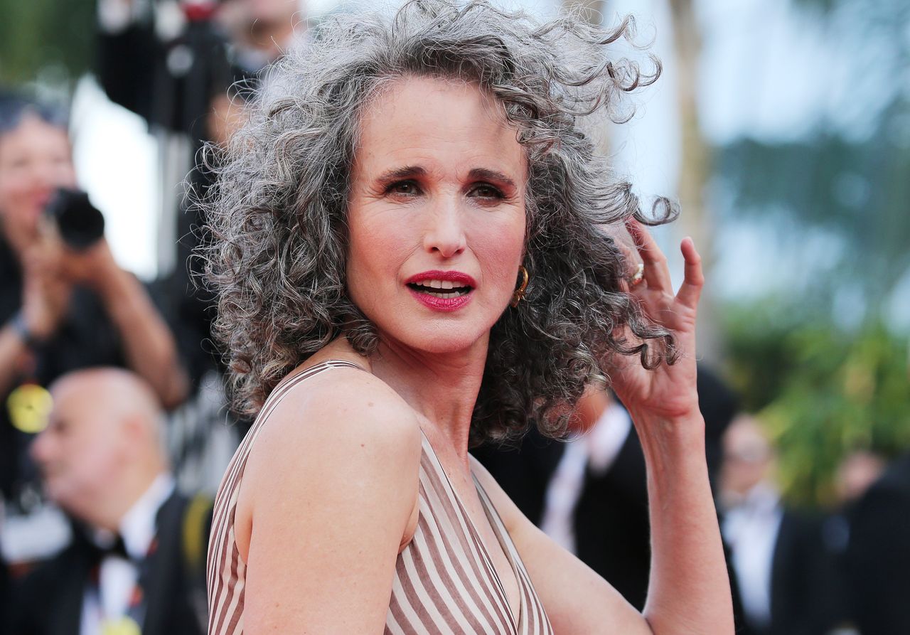 Andie MacDowell z dumą nosi siwe włosy