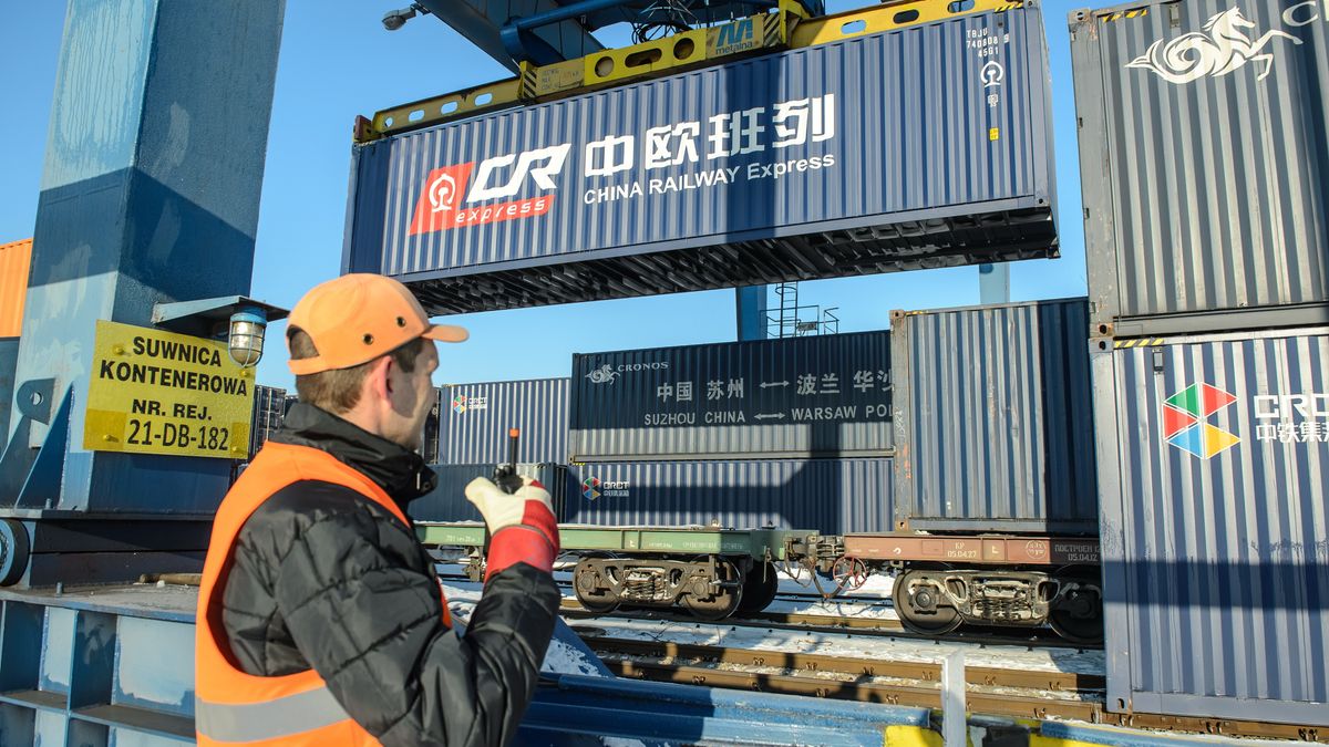 Przeładunek pociągu kontenerowego z Chin do Londynu, na terenie centrum logistycznego Grupy PKP Cargo w Małaszewiczach w 2017 r.