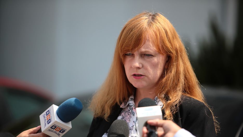 Płock, 07.06.2022. Prokurator rejonowa w Płocku Małgorzata Orkwiszewska na briefingu prasowym przed Prokuraturą Rejonową w Płocku, 7 bm. Briefing dot. ataku nożownika na pracownika ochrony Orlen przed zakładem głównym PKN Orlen. (aldg) PAP/Szymon Łabiński