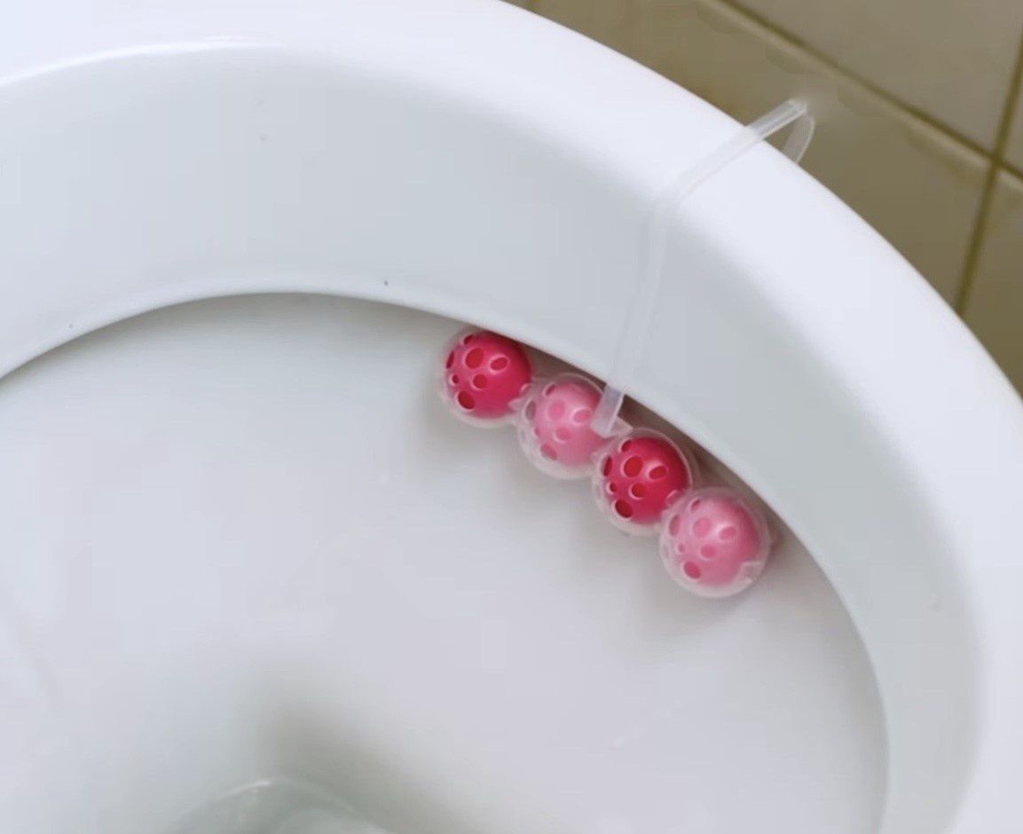 Źle założona kostka WC
