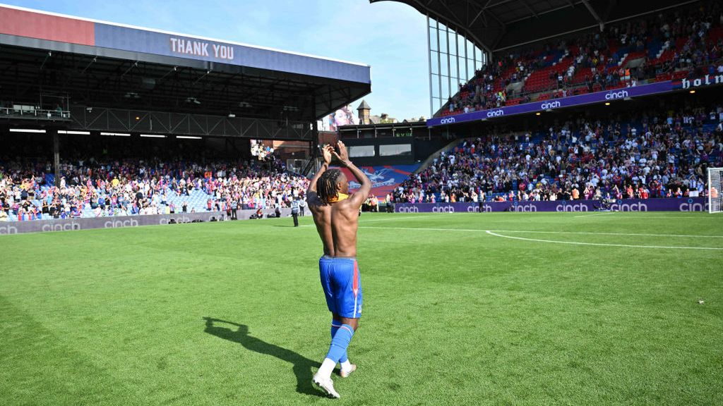 Eberechi Eze dziękujący kibicom za doping podczas meczu Crystal Palace - Wolverhampton Wanderers