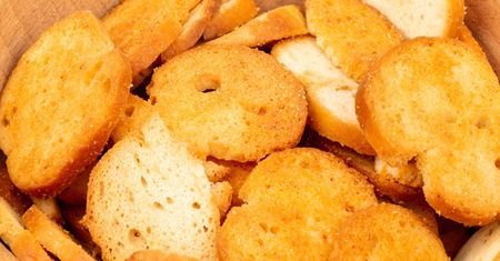 Stary chleb zamieniam w chipsy. Chrupią aż miło