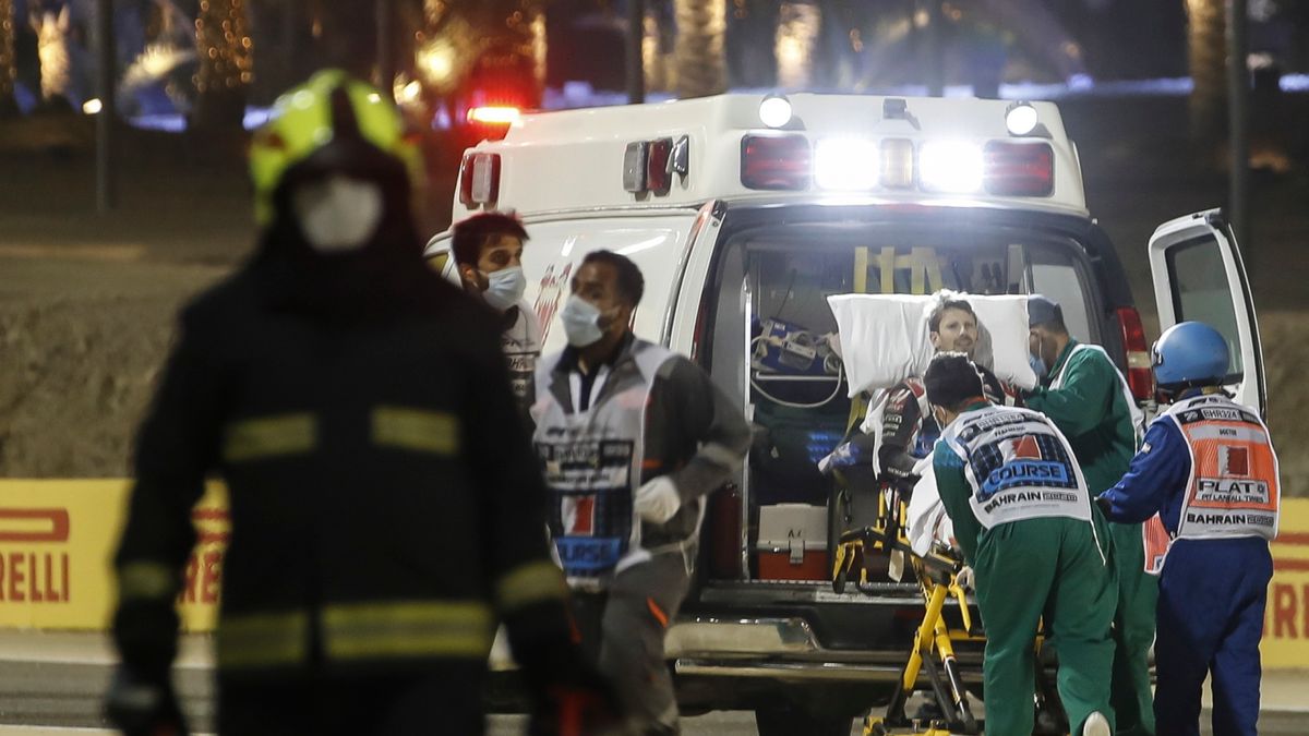 PAP/EPA / Hamad I Mohamed / Pool / Na zdjęciu: Romain Grosjean transportowany do karetki