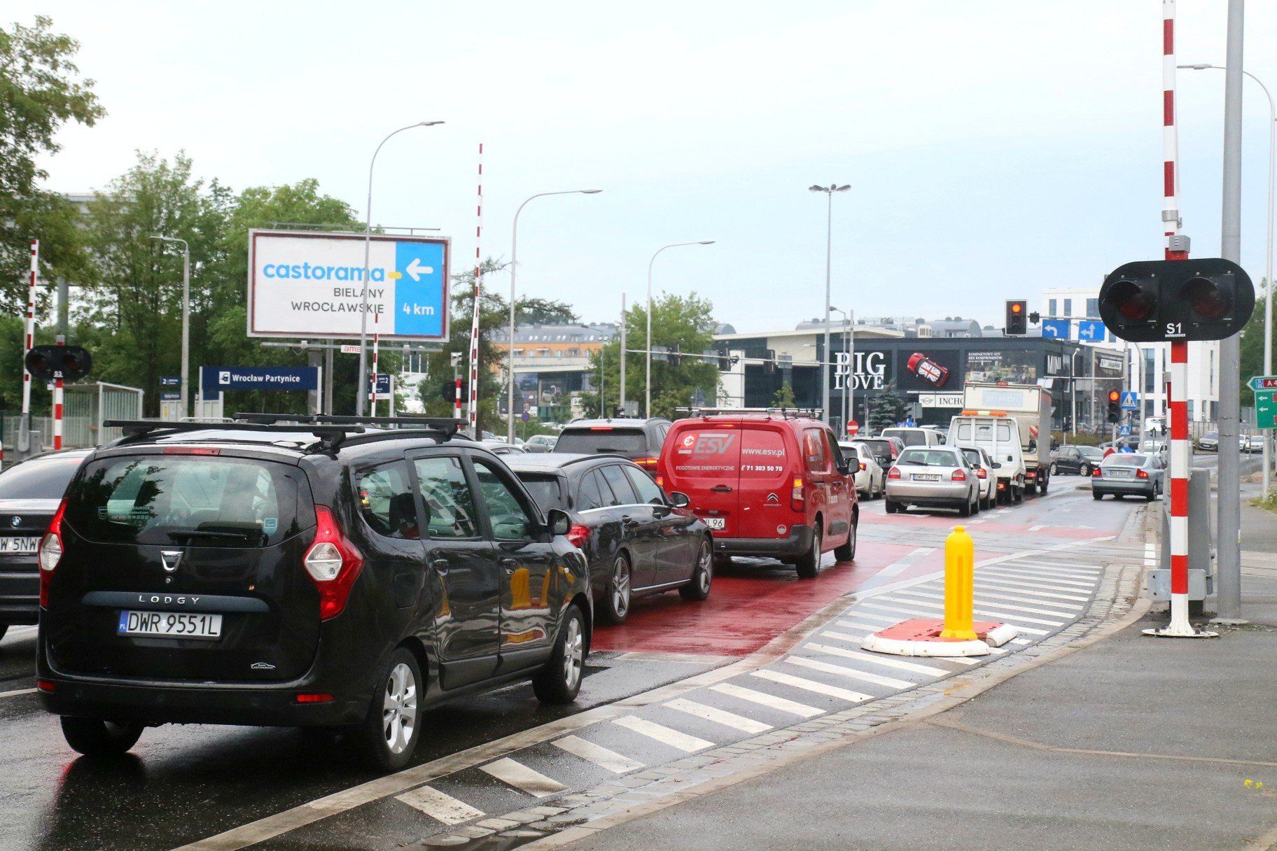 Zepsute rogatki kolejowe na ulicy Zwycięskiej we Wrocławiu. Potężne korki