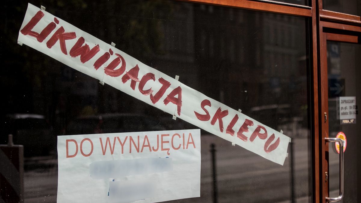 Na zdjęciu szyld sklepu z napisem "likwidacja sklepu"