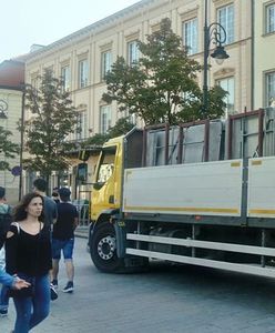 Barierki wróciły na Krakowskie Przedmieście. Dziś kolejna miesięcznica
