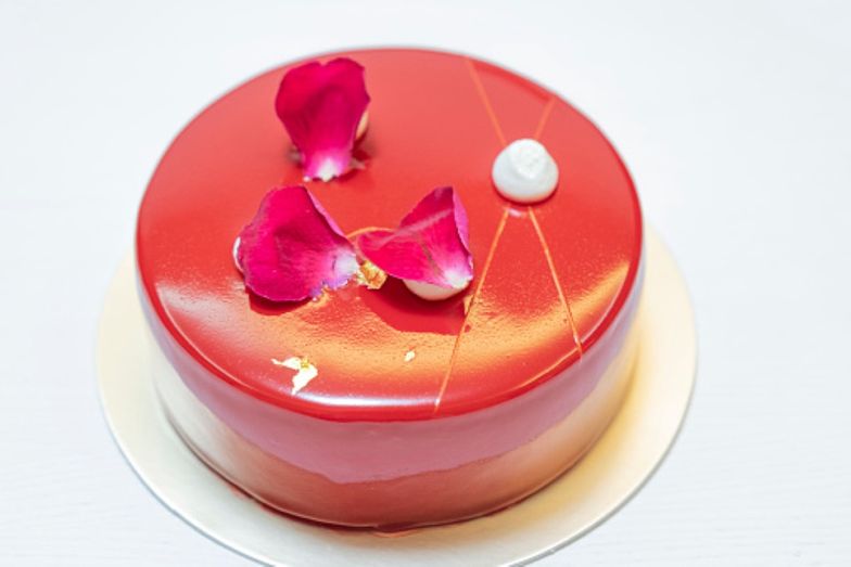 Przepis na tort arbuzowy. Idealny deser na letnie przyjęcie lub piknik