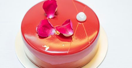 Przepis na tort arbuzowy. Idealny deser na letnie przyjęcie lub piknik