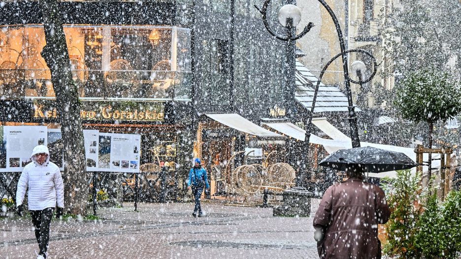 Pierwszy ?nieg w Zakopanem
Fot. Pawel Murzyn/East News, Zakopane, 09.10.2023. Po niedzielnych opadach w Tatrach, w poniedzialek snieg dotarl do Zakopanego. N/z opustoszale Krupowki.
Pawel Murzyn