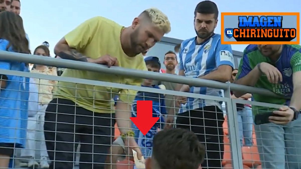 Zdjęcie okładkowe artykułu: Twitter / elchiringuitotv / Na zdjęciu: kibic przekazuje pieniądze piłkarzowi Malagi