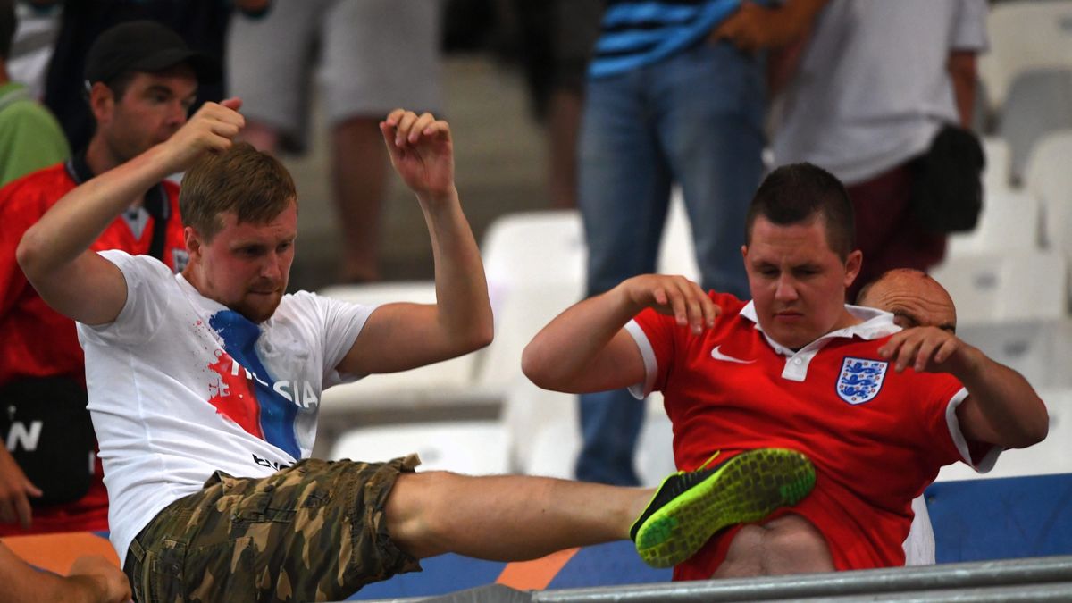 PAP/EPA / Mistrzostwa Europy 2016, kibic z Rosji kopie fana Anglii 