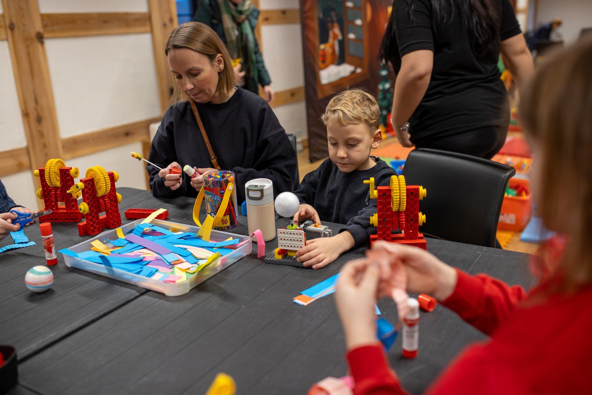 W weekend Młyny Rothera zamieniają się w prawdziwą Fabrykę Zimy, pełną warsztatów, eksperymentów i kreatywnej zabawy.