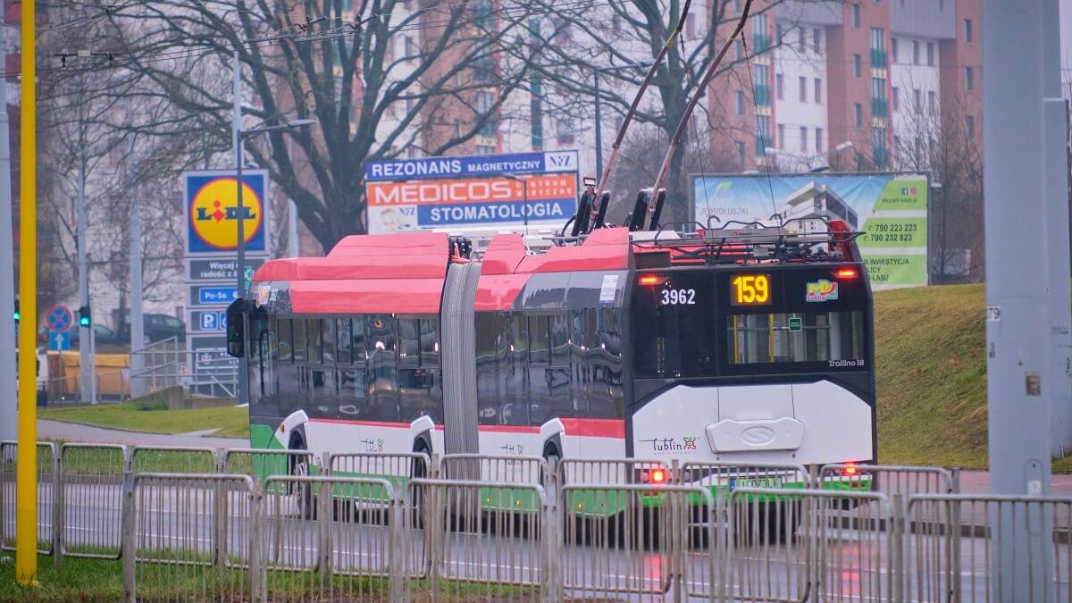 Trolejbus linii nr 159 na ul. Jana Pawła II