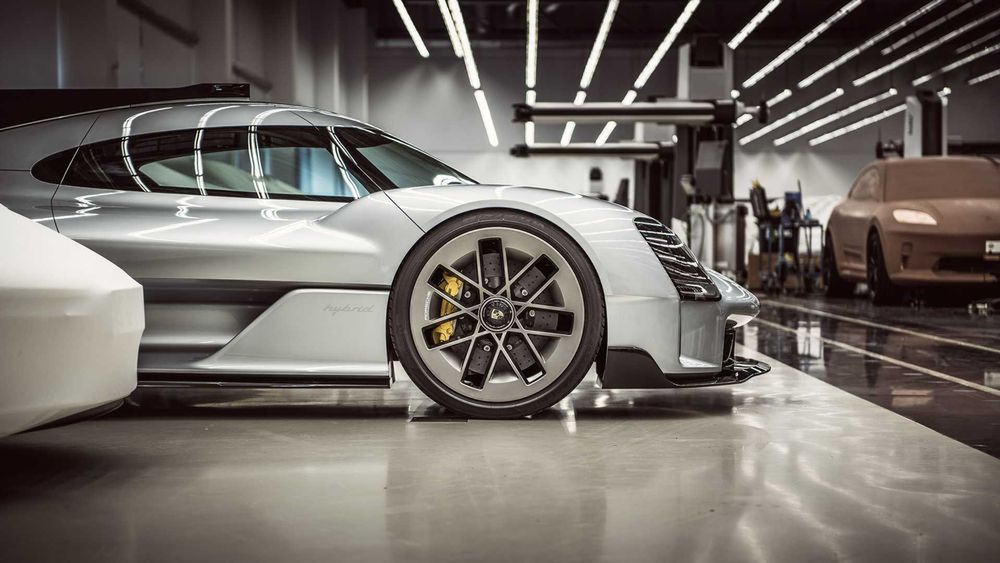Porsche opublikowało niedawno zdjęcia kilku modeli, które nie doczekały się wersji produkcyjnych. Na jednej z fotografii widać gotowy gliniany model następnej generacji modelu Macan (w prawym, górnym rogu) (fot. Porsche)