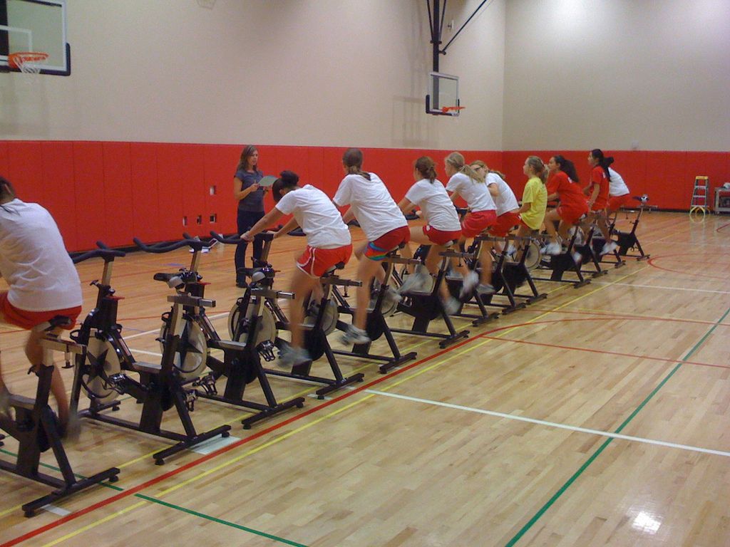 Rower stacjonarny - charakterystyka, jaki wybrać, porady dla ćwiczących, cena, korzyści z posiadania roweru stacjonarnego