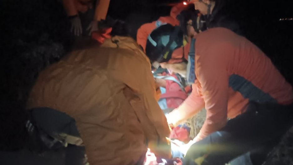 Akcja udzielania pomocy turyście przygniecionemu przez skalne osuwisko