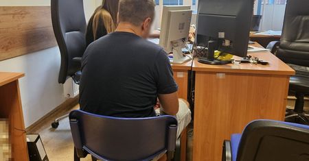 Pijany turysta zajmował się dziećmi. Wezwano policję