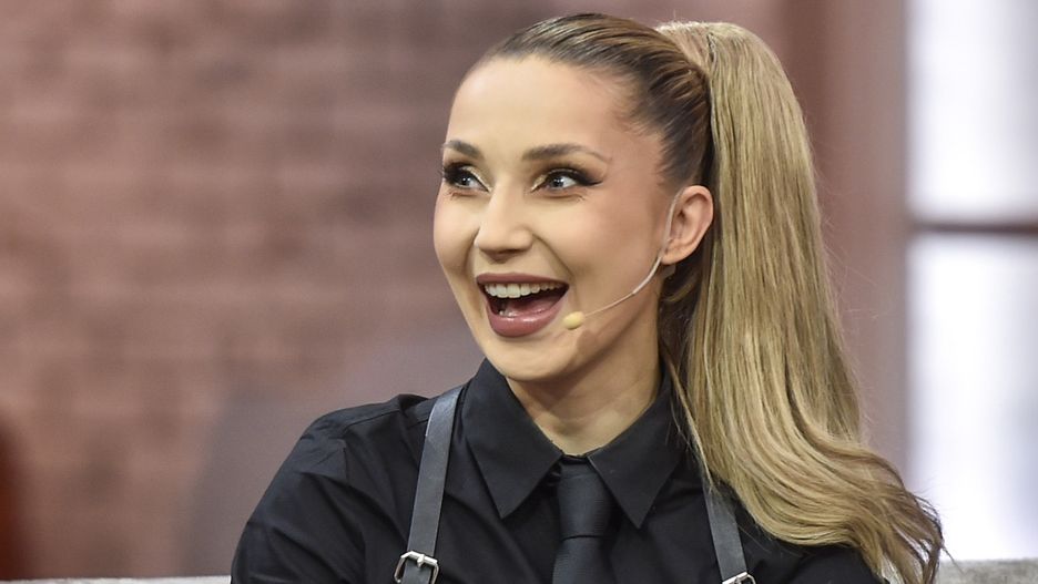 Cleo może się pochwalić bujną fryzurą