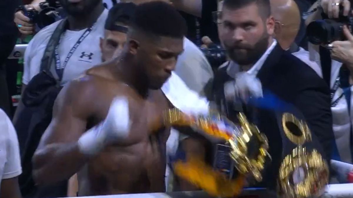 Zdjęcie okładkowe artykułu: Twitter / Sky Sports News / Anthony Joshua wyrzucił pasy