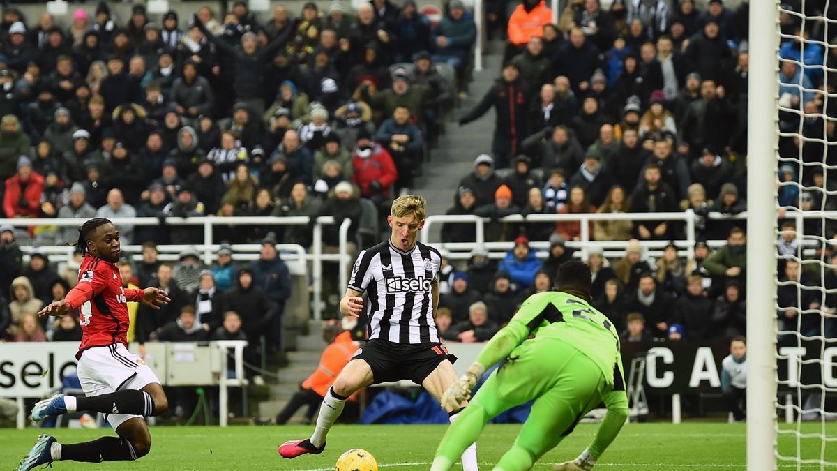 Anthony Gordon strzela gola w meczu Newcastle - Manchester United