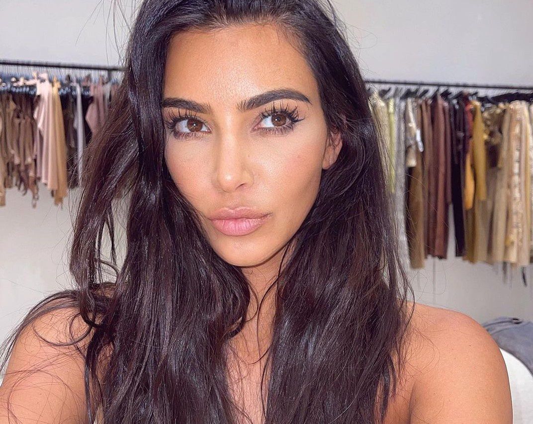 Kim Kardashian pozuje w różowym bikini. Fani podzieleni