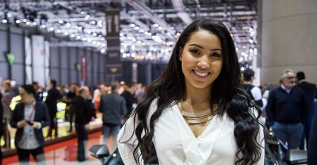 "Pomalowana, naga kobieta leżała w środku samochodu". Odwrót od hostess na targach