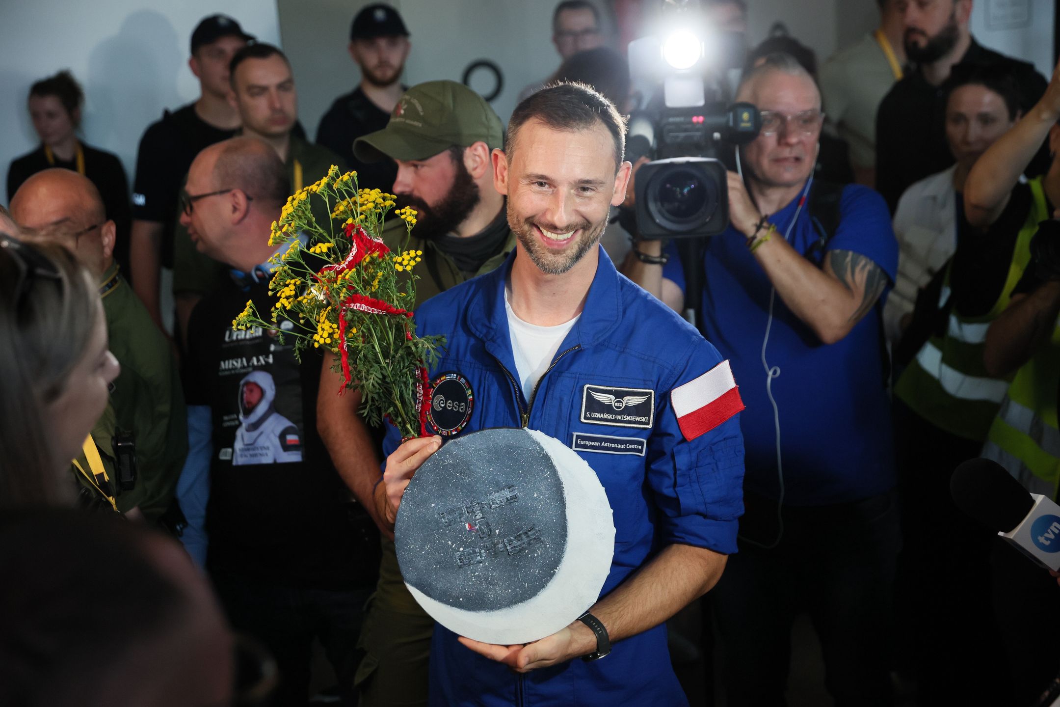 Warszawa, 24.07.2025. Polski astronauta, członek załogi misji Axiom-4 dr Sławosz Uznański-Wiśniewski po zakończeniu konferencji prasowej w Porcie Lotniczym im. Chopina na Okęciu w Warszawie, 24 bm. Polski astronauta wrócił do kraju na pokładzie specjalnego rządowego samolotu. (amb) PAP/Leszek Szymański