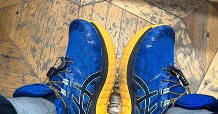 Rosja. Nosił buty w kolorze flagi Ukrainy. Został zatrzymany