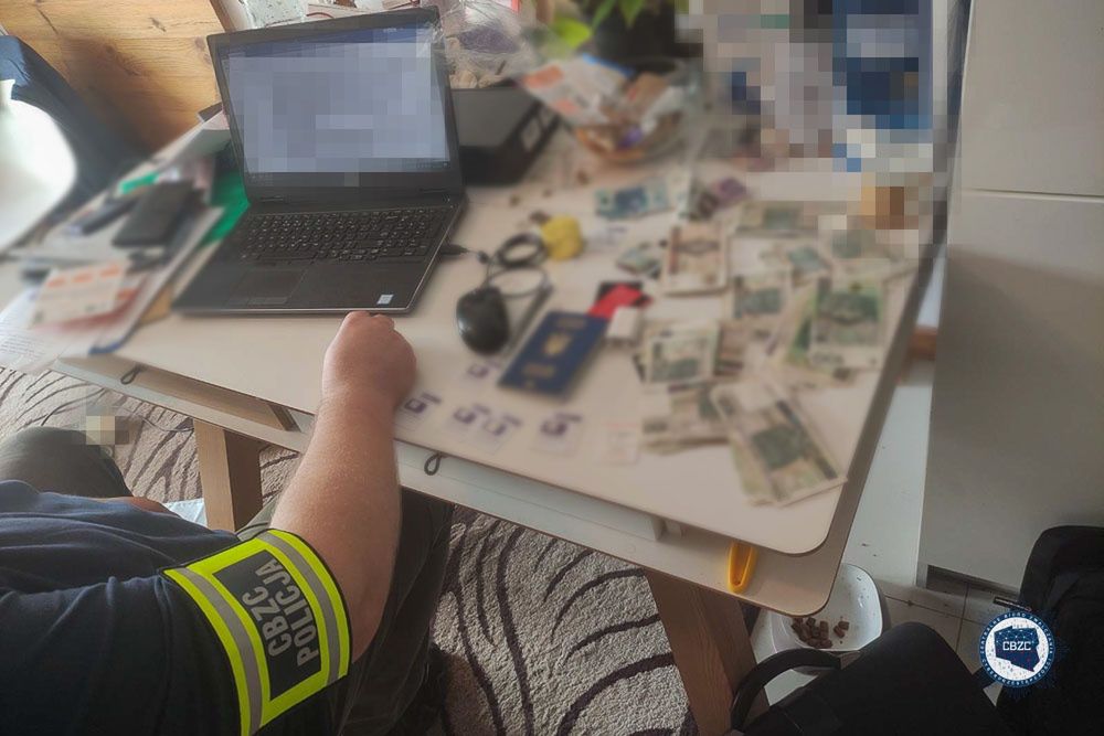 Oszukiwali ludzi w całej Polsce. Siedmiu mężczyzn zatrzymanych