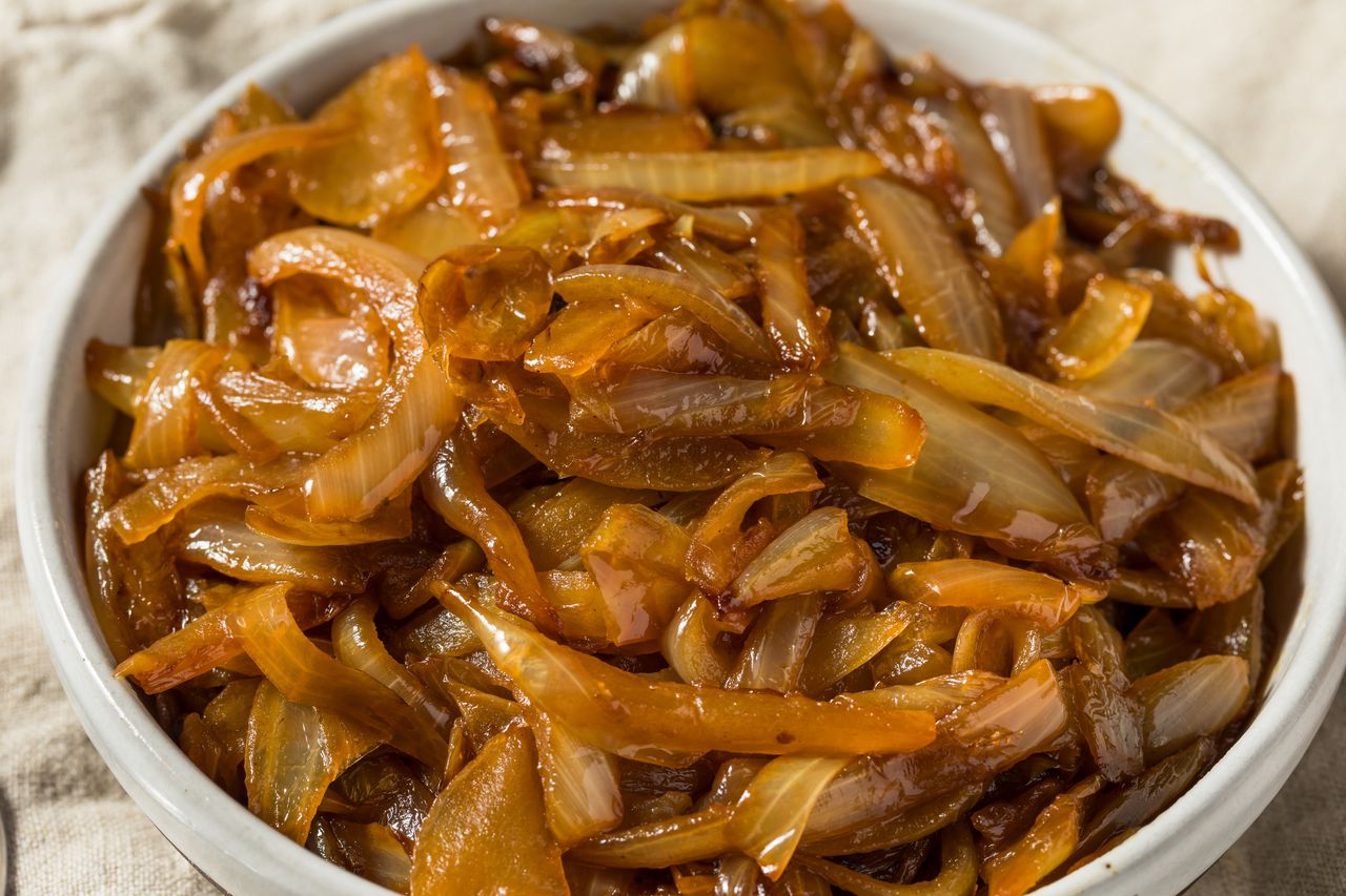 Smażona cebulka to obowiązkowy składnik wielu potraw