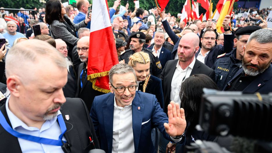 Freedom Party of Austria (FPOe) New Year's meeting
epa11833443 Chairman of the Freedom Party of Austria (FPOe) Herbert Kickl (C) gestures during the Freedom Party of Austria (FPOe) New Year's meeting near Vienna, Austria, 18 January 2025.  EPA/MAX SLOVENCIK 
Dostawca: PAP/EPA.
MAX SLOVENCIK
meeting, FPOe, party