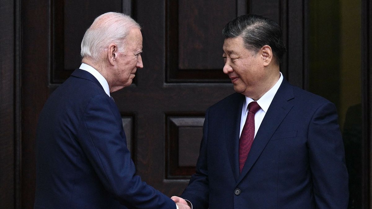 Prezydent Biden spotka? si? z Xi Jinpingiem
US President Joe Biden greets Chinese President Xi Jinping before a meeting during the Asia-Pacific Economic Cooperation (APEC) Leaders' week in Woodside, California on November 15, 2023. Biden and Xi will try to prevent the superpowers' rivalry spilling into conflict when they meet for the first time in a year at a high-stakes summit in San Francisco on Wednesday. With tensions soaring over issues including Taiwan, sanctions and trade, the leaders of the world's largest economies are expected to hold at least three hours of talks at the Filoli country estate on the city's outskirts. (Photo by Brendan SMIALOWSKI / AFP)
BRENDAN SMIALOWSKI