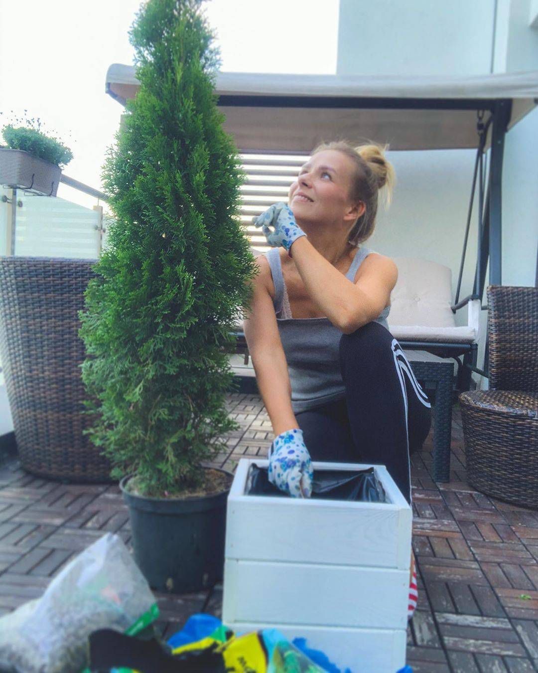 Aneta Zając sadzi tuje