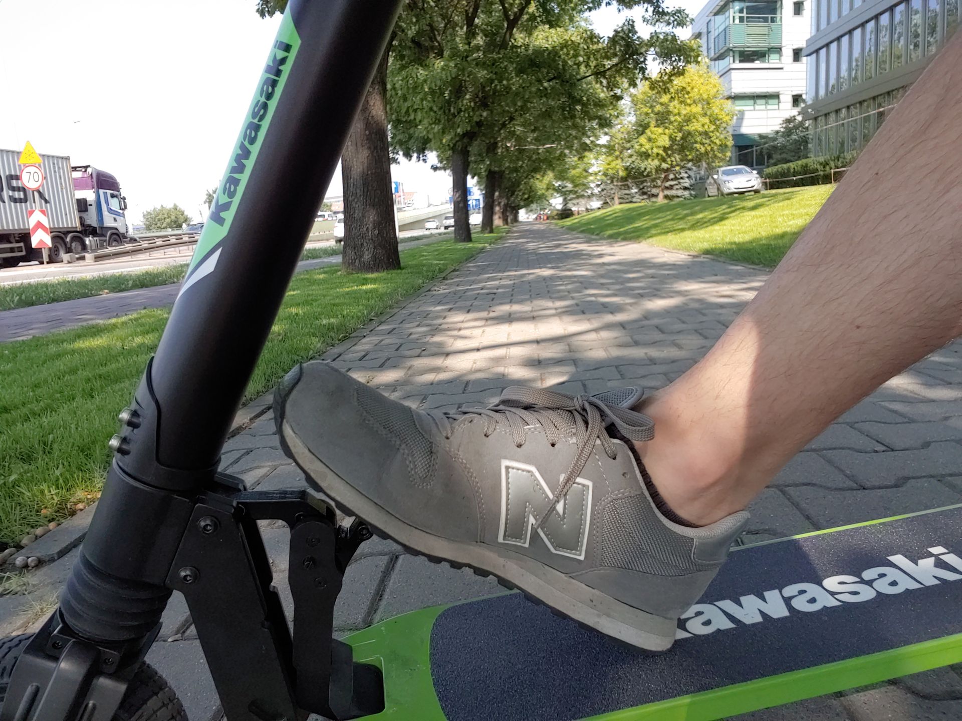 Hulajnoga elektryczna Kawasaki. Jest moc, ale rozczarowują szczegóły 6