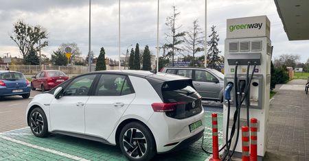 Brakuje pieniędzy na dopłaty do elektryków. Rząd negocjuje z Komisją Europejską
