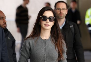 Anne Hathaway przywraca kontrowersyjny trend. Czy baskinka wróci do łask?