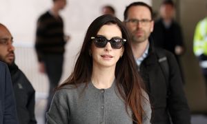 Anne Hathaway przywraca kontrowersyjny trend. Czy baskinka wróci do łask?