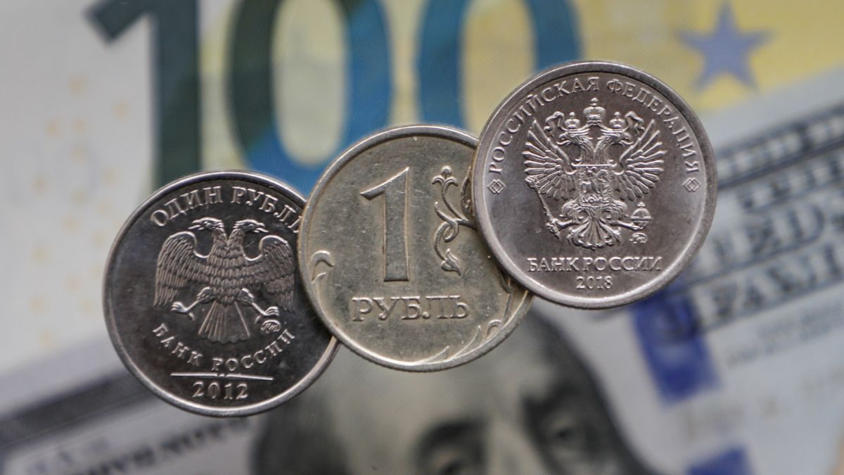 Na zdjęciu banknot i monety rosyjskiej waluty