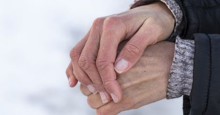Zimą zawsze mam w domu. Domowy eliksir na suche dłonie bije drogie kremy na głowę