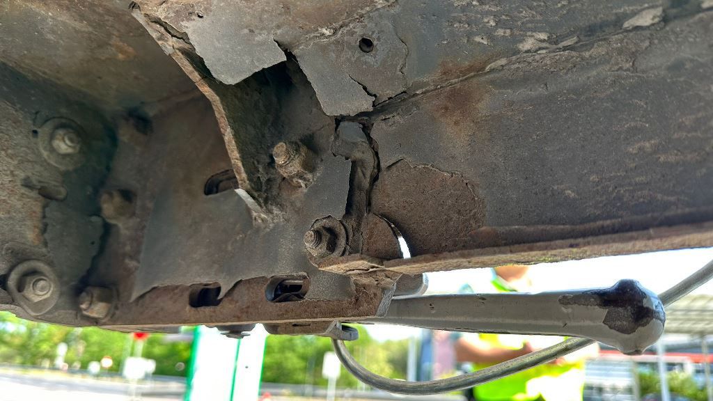 Na ramie naczepy stwierdzono poważne pęknięcia