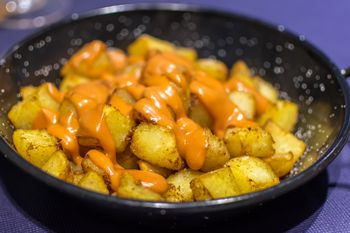 Na kolację serwuję hiszpańskie ziemniaczki. Najlepszy jest sos