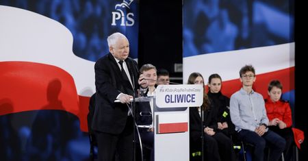 "Hipermarkety nie są odpowiednio opodatkowane". Prezes PiS mówi o "patologicznym układzie"