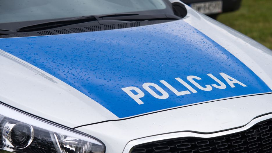 Znak policji na radiowozie polskiej policji