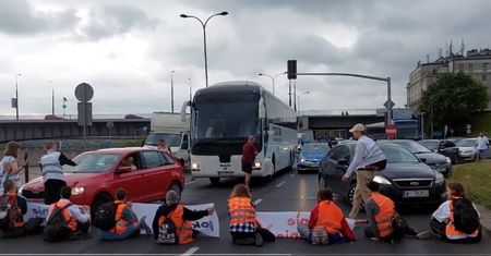 Aktywiści zablokowali Wisłostradę. Nie podoba im się plan rządu Tuska