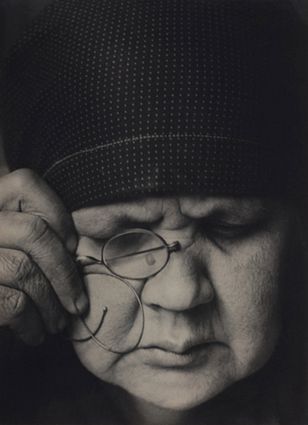 Aleksander Rodczenko, Portret matki artysty, 1924; Zbiory Muzeum Moskiewskiego Domu Fotografii © Archiwum A. Rodczenko –W. Stiepanowa / Muzeum Moskiewski Dom Fotografii