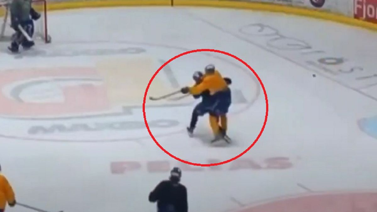 Atak na treningu zespołu hokeistów