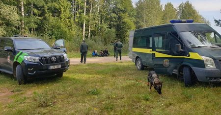 Próba wejścia na Łotwę. Migrantom towarzyszyli uzbrojeni mężczyźni