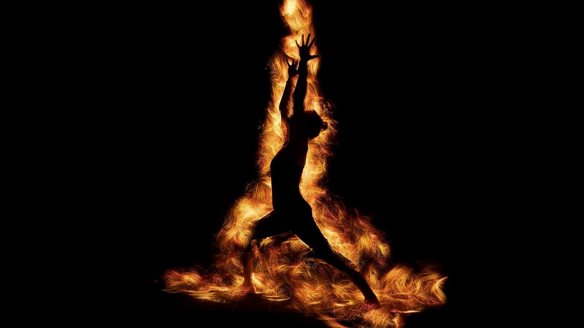 Ogniste zdjęcia jogowe to zasługa malowania światłem. Wyglądają genialnie! 1