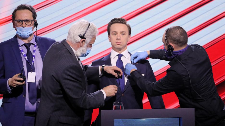 Warszawa, 06.05.2020. Koronawirus w Polsce. Kandydat Konfederacji na prezydenta RP, poseł Krzysztof Bosak podczas debaty z udziałem kandydatów na prezydenta, 6 bm. w Telewizji Polskiej w Warszawie. 